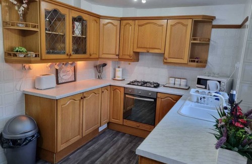 Leeds Casa | Modern 2-bed Home - Private Garden, Parking & Wifi