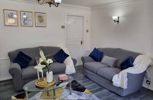 Leeds Casa | Modern 2-bed Home - Private Garden, Parking & Wifi