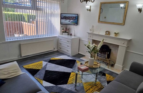 Leeds Casa | Modern 2-bed Home - Private Garden, Parking & Wifi