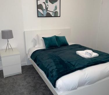 Cannock Casa | Modern 2 bed house Cannock Driveway for 2 vehicles Perfect for contractors Business Travellers Short Stays Close to M6 M54 i54 A5 A38 McArthur Glen Designer Outlet