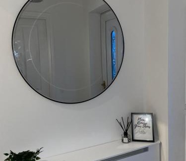 Cannock Casa | Modern 2 bed house Cannock Driveway for 2 vehicles Perfect for contractors Business Travellers Short Stays Close to M6 M54 i54 A5 A38 McArthur Glen Designer Outlet