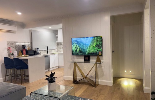 Essendon North Casa | Modern 2 bedroom Home near Melbourne Airport, DFO, Tullamarine FWY & Calder FWY