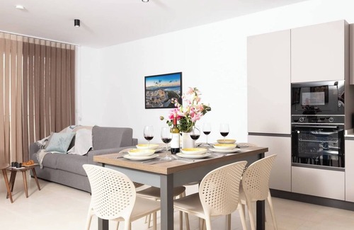 Mellieħa Heights Apartamento | Modern 2-bedroom apartment in central Mellieħa 🌞. Sleeps 6 with sofa bed, A/C, Wi-Fi, Smart TV & lift access. Steps from shops, restaurants & public transport 🌴.