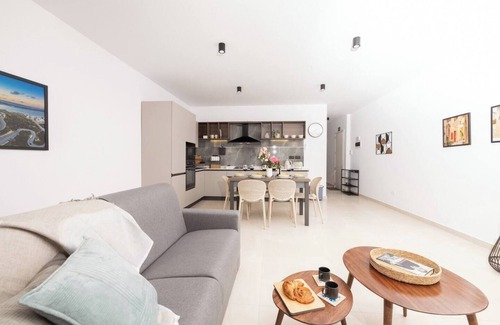 Mellieħa Heights Apartamento | Modern 2-bedroom apartment in central Mellieħa 🌞. Sleeps 6 with sofa bed, A/C, Wi-Fi, Smart TV & lift access. Steps from shops, restaurants & public transport 🌴.
