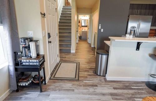 Grand Mound Casa | Modern 2 Bedroom Home Outdoor Patio & Fenced Yard