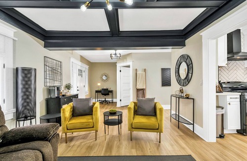 Raisin Casa | Modern 2-bedroom house in Tower district Fresno with WiFi, AC