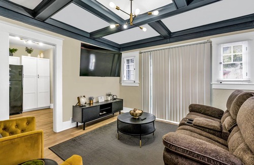 Raisin Casa | Modern 2-bedroom house in Tower district Fresno with WiFi, AC