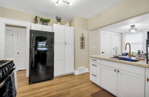 Raisin Casa | Modern 2-bedroom house in Tower district Fresno with WiFi, AC