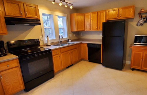 Worcester Casa | Modern 2 Bedroom Townhouse Near Worcester Hospitals & Medical School