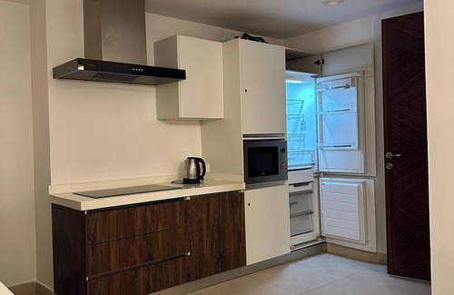 Lahore Apartamento | Modern 2-bhk Apartment With Balcony at Goldcrest DHA