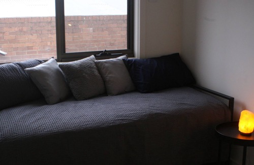 Macleod West Apartamento | Modern 2 BR Apartment - 4 Beds - near Latrobe Uni & Hospitals. Secure Parking.