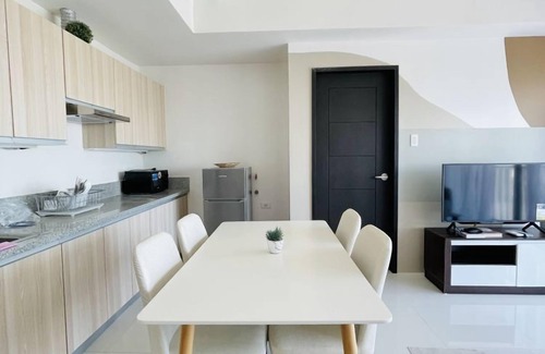 La Paz Hotel | Modern 2-BR Condo with Shared Pool Access