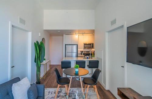 Evans Churchill Apartamento | Modern 2BD - HighRise DT, Pool, Gym, Parking - Sleeps 5