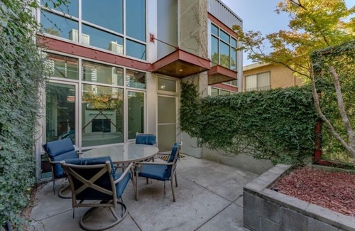 Midtown Sacramento Casa | Modern 2BR/2BA, garage next to R street, close to Golden 1 arena and Capitol