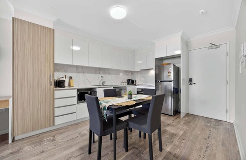 Rockingham Apartamento | Modern 2BR Apartment in the Heart of Rockingham, Close to Beach, Shops, & Naval