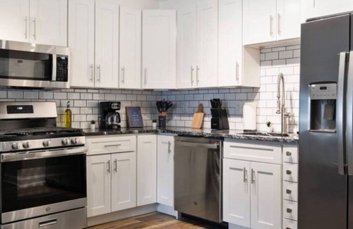 Pittsburgh Apartamento | Modern 2BR East Liberty Apt | Parking Smart TV CMU