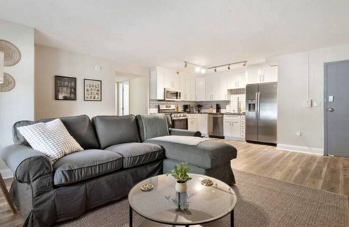 Pittsburgh Apartamento | Modern 2BR East Liberty Apt | Parking Smart TV CMU