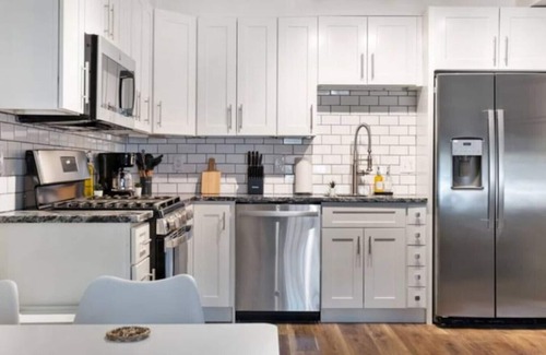 Pittsburgh Apartamento | Modern 2BR East Liberty Apt | Parking Smart TV CMU