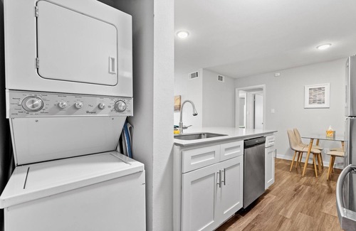 Hyde Park Apartamento | Modern 2BR Near UT Hyde Park Evonify
