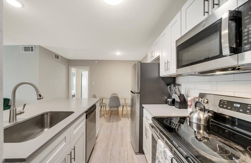 Hyde Park Apartamento | Modern 2BR Near UT Hyde Park Evonify