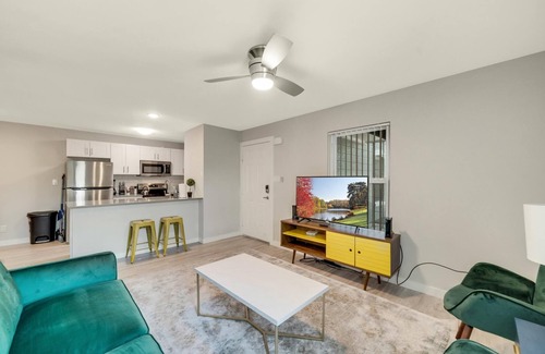 Hyde Park Apartamento | Modern 2BR Near UT Hyde Park Evonify