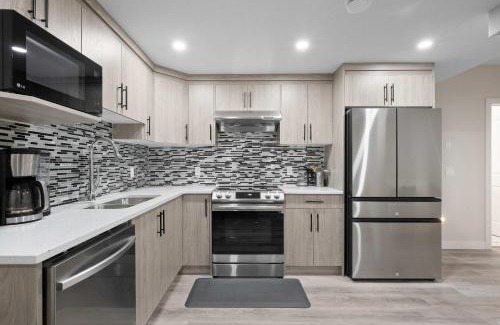 Evanston Casa | Modern 2BR Private Suite NW Near Airport & Amazing Shopping! Free Banff Pass, Netflix, Parking!