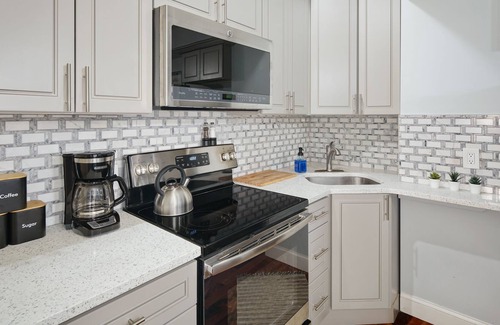 Manayunk Apartamento | Modern 2br - Steps to Main St. & Parking Avail.