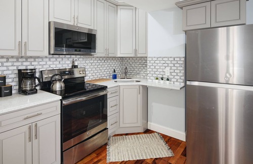 Manayunk Apartamento | Modern 2br - Steps to Main St. & Parking Avail.