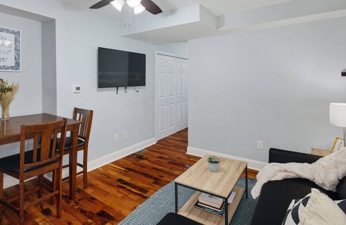 Manayunk Apartamento | Modern 2br - Steps to Main St. & Parking Avail.