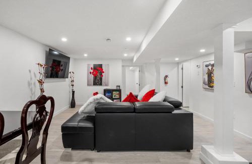 Southeast Calgary Apartamento | Modern 2BR Suite, Near Downtown, Walk to Dining &Transit