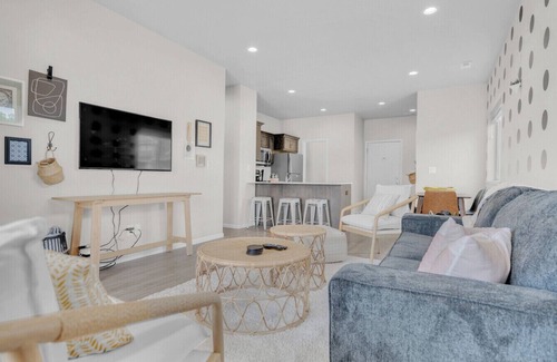 Washburn Casa | Modern 3 Bed/3.5 Bath Townhome Near Lost Island Water/Theme Park