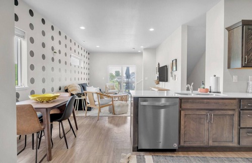 Washburn Casa | Modern 3 Bed/3.5 Bath Townhome Near Lost Island Water/Theme Park