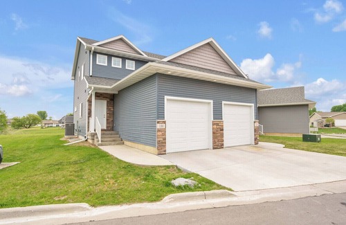 Washburn Casa | Modern 3 Bed/3.5 Bath Townhome Near Lost Island Water/Theme Park