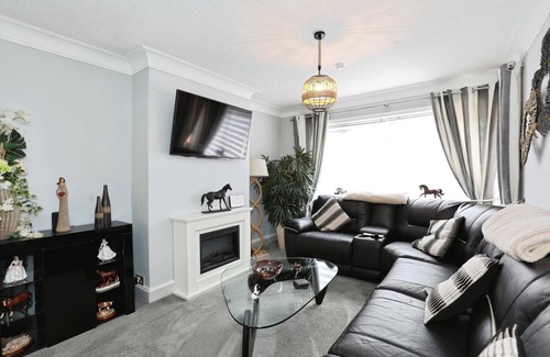 Forsbrook Casa | Modern 3-Bed Home near Alton tower