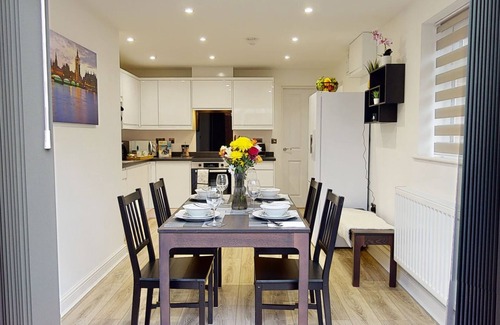 Forsbrook Casa | Modern 3 Bed house. 8 miles from Alton Towers.