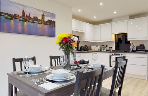 Forsbrook Casa | Modern 3 Bed house. 8 miles from Alton Towers.