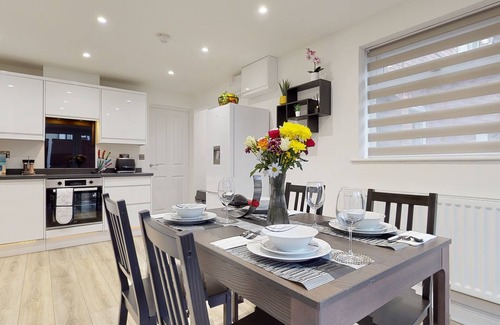 Forsbrook Casa | Modern 3 Bed house. 8 miles from Alton Towers.