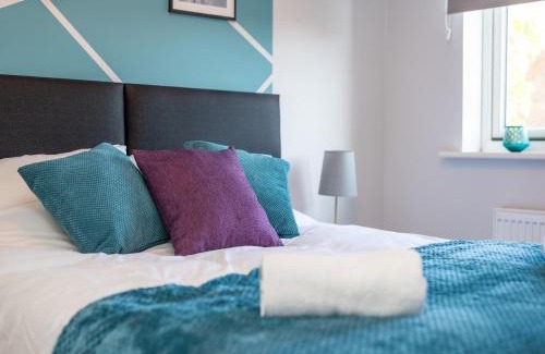 Ashford Casa | Modern 3 Bed House For 5- City Central - Free Parking