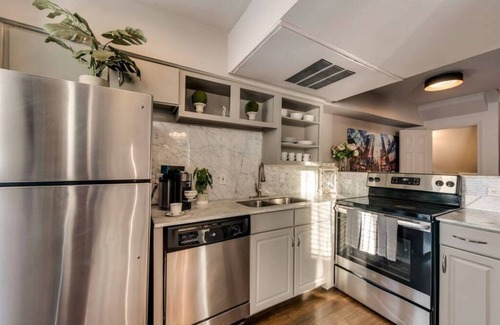 Old East Dallas Condominio | Modern 3-bed loft with pool, courtyard, and prime walkable Dallas location.