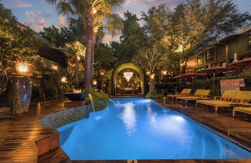 Old East Dallas Condominio | Modern 3-bed loft with pool, courtyard, and prime walkable Dallas location.