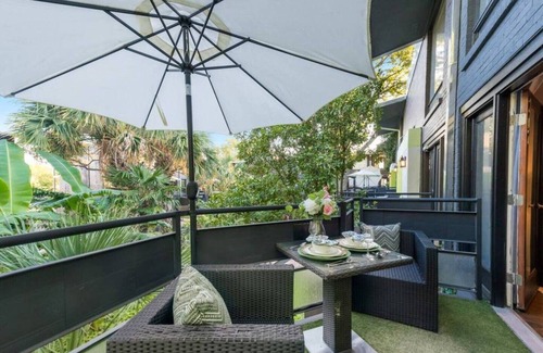 Old East Dallas Condominio | Modern 3-bed loft with pool, courtyard, and prime walkable Dallas location.