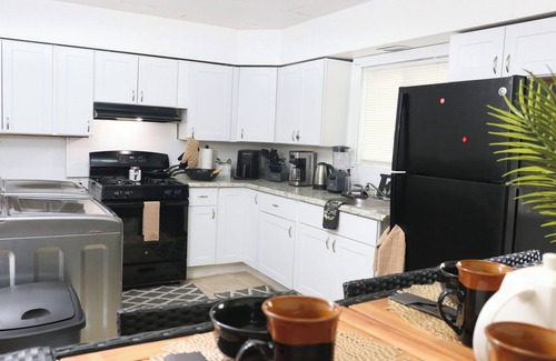 Kingston Apartamento | Moderna Casa Bungalow de 3 dormitorios, Parqueos privados, area de Bbq/ Wifii