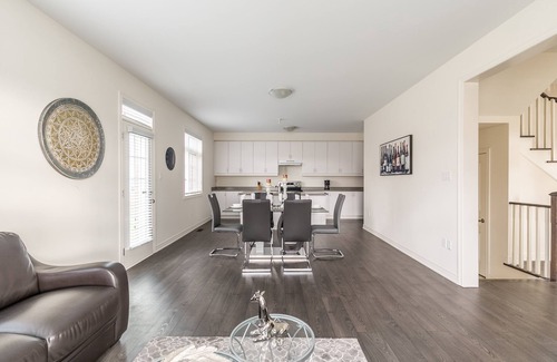 Uptown Casa | MODERN 3 BEDROOM HOUSE IN FAMILY FRIENDLY NEIGHBOURHOOD