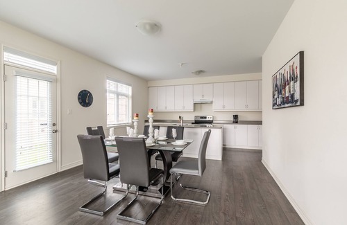 Uptown Casa | MODERN 3 BEDROOM HOUSE IN FAMILY FRIENDLY NEIGHBOURHOOD