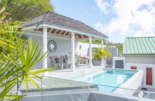Cobbs Cross Casa | Modern 3-bedroom Penthouse apt, private pool, a/c, sun deck, garden and parking