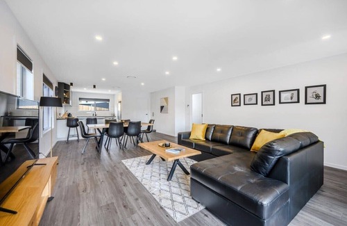 Warrane Villa | Modern 3-bedroom Villa near Airport & CBD