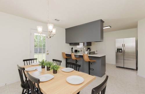 Houston County Casa | Modern 3 BR | Family & Pet Friendly | Fully Fenced