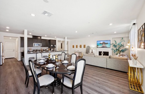 Sun City Casa | Modern 3000 sqft 5BR/3.5BTH, Gated Yard, Garage