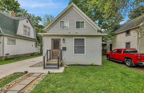 Lansing Casa | Modern 3BDRM Near Downtown & MSU