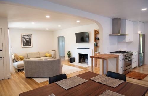 Ventura Casa | Modern 3BR/2BA Midtown Retreat - Fully Furnished - Walk to Hospital, Shops